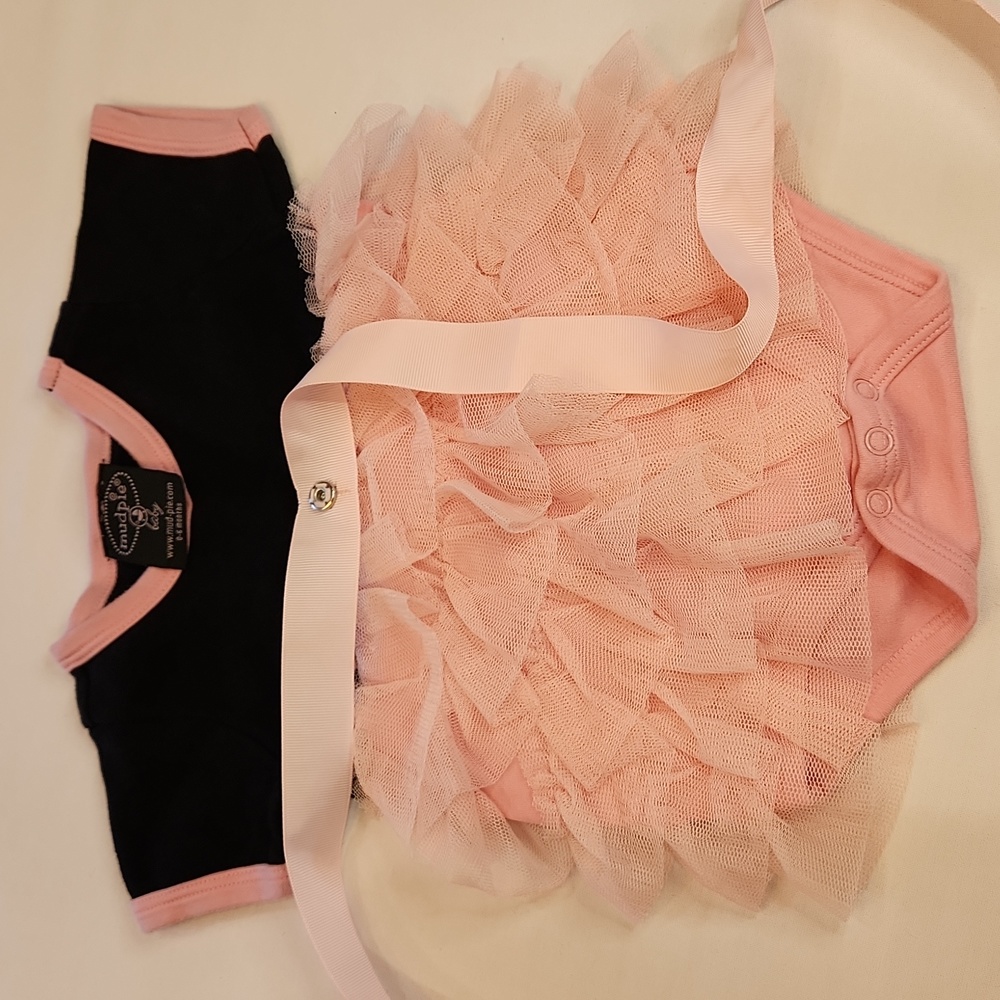 💗🖤0-6 month Ruffles onsie🖤🩷 - Picture 5 of 7